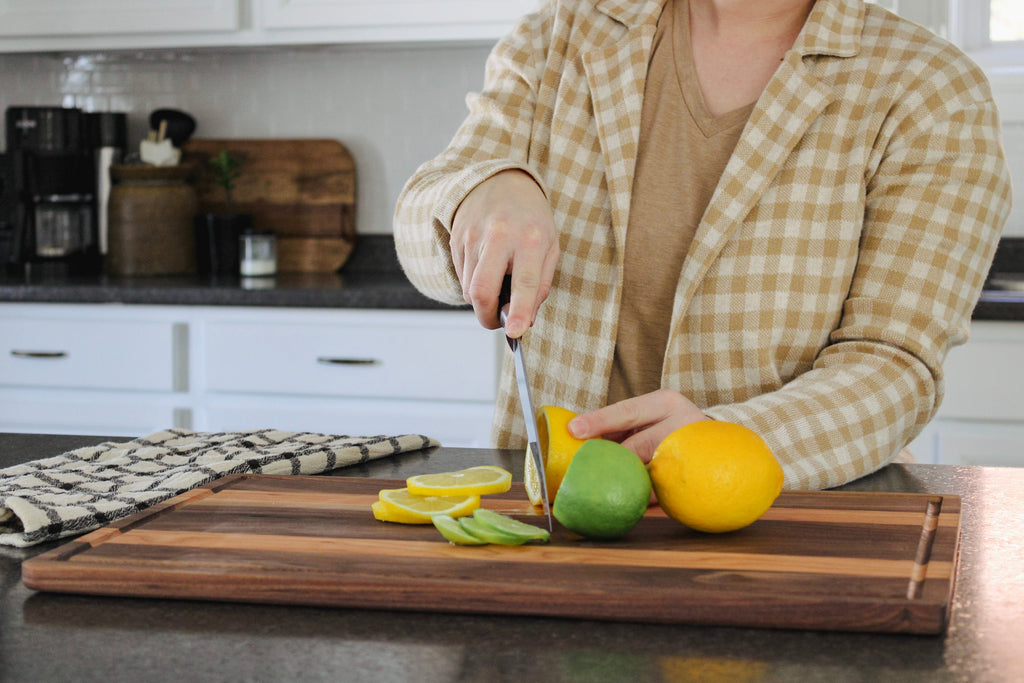 Cutting board wood vs plastic, which is the better option.